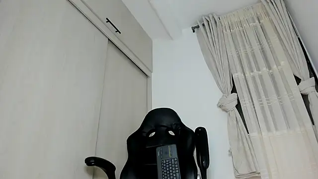 Snapshot of Biscuit_oliva chatting on 06.11.26 Biscuit oliva online show from 06.11.26