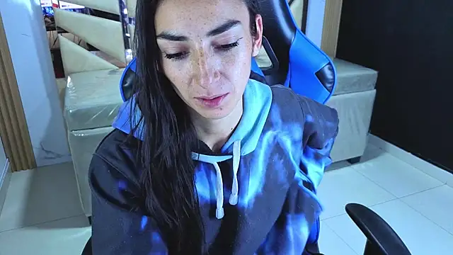 Snapshot of Maily_a_ chatting on 04.11.26 Maily a online show from 04.11.26