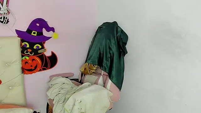 Yuni kim online show from 10.31.25