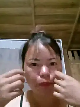 Snapshot of emly-xinh18 chatting on 10.05.25 emly-xinh18 online show from 10.05.25