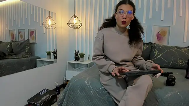 SweetStarr  online show from 10.21.25