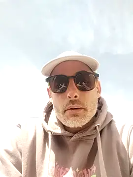 Snapshot of LeLoup49 chatting on 03.29.26 LeLoup49 online show from 03.29.26