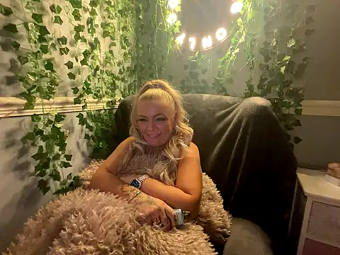 BonnyDesire online show from 12.18.25