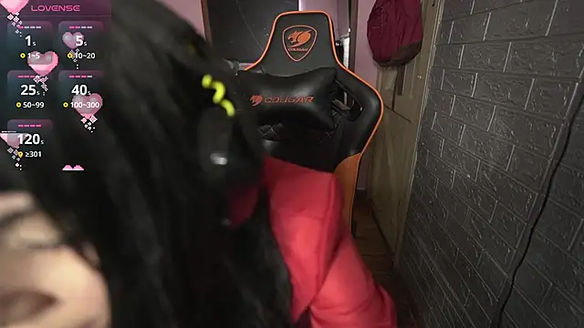 Snapshot of BunvvieOf chatting on 11.24.25 BunvvieOf online show from 11.24.25