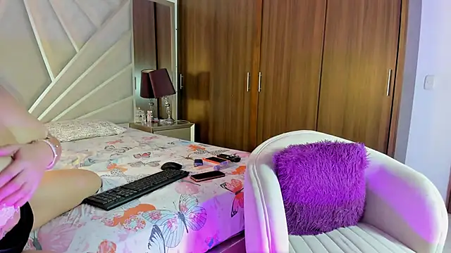 Snapshot of LiaRusselll_ chatting on 09.27.25 LiaRusselll  online show from 09.27.25