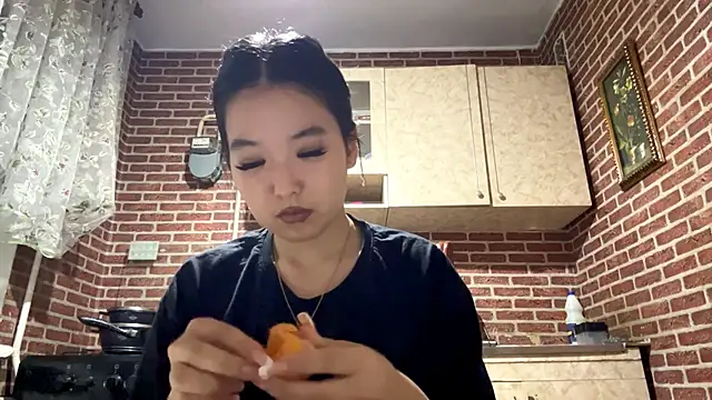 EmmaLeexth online show from 11.04.25