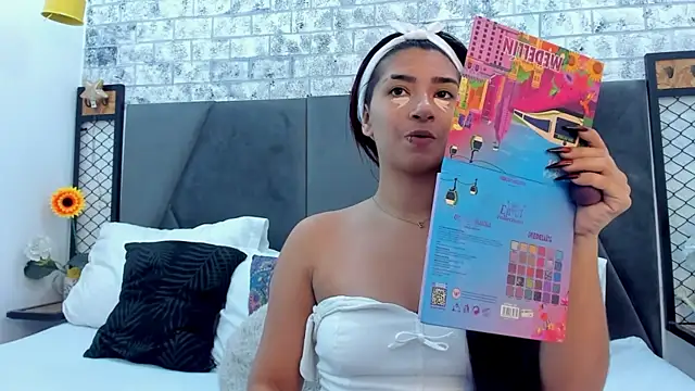 Snapshot of KENDRAOWEN chatting on 10.17.25 KENDRAOWEN online show from 10.17.25