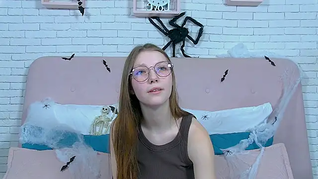 Snapshot of EllenBush chatting on 10.26.25 EllenBush online show from 10.26.25