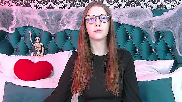 Snapshot of EllenBush chatting on 10.27.25 EllenBush online show from 10.27.25