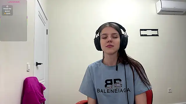 Elira Breeze online show from 02.03.26