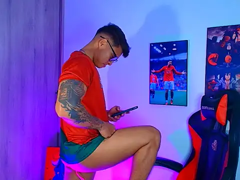 Snapshot of evan_greey chatting on 10.16.25 evan greey online show from 10.16.25