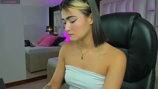 Snapshot of LuisaJonnes_ chatting on 11.18.25 LuisaJonnes online show from 11.18.25