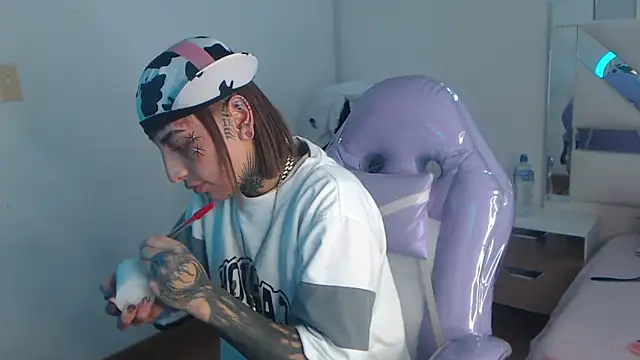 Gyal 8  online show from 11.06.25