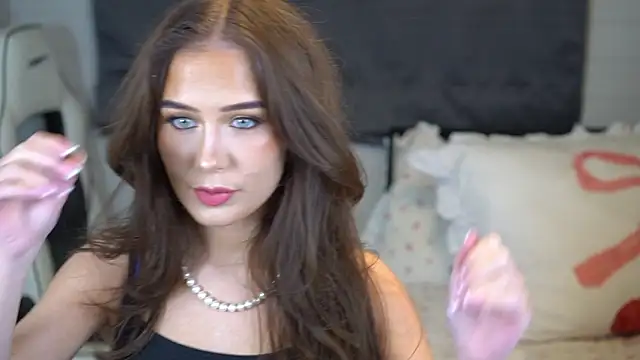 Snapshot of Peachxlush chatting on 10.01.25 Peachxlush online show from 10.01.25