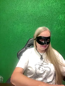 Snapshot of B_i_r_d_i_e chatting on 09.26.25 B i r d i e online show from 09.26.25