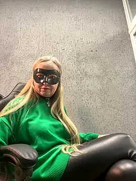 Snapshot of B_i_r_d_i_e chatting on 10.02.25 B i r d i e online show from 10.02.25