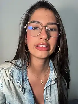 Snapshot of Julieta_Duque chatting on 04.22.26 Julieta Duque online show from 04.22.26