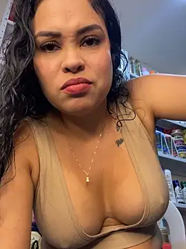 Snapshot of FOX_LATINA chatting on 04.18.26 FOX LATINA online show from 04.18.26