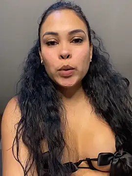 Snapshot of FOX_LATINA chatting on 04.28.26 FOX LATINA online show from 04.28.26