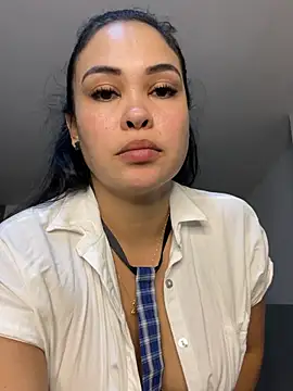 Snapshot of FOX_LATINA chatting on 05.18.26 FOX LATINA online show from 05.18.26