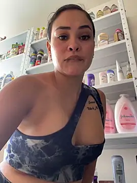 Snapshot of FOX_LATINA chatting on 05.22.26 FOX LATINA online show from 05.22.26