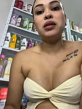 Snapshot of FOX_LATINA chatting on 06.17.26 FOX LATINA online show from 06.17.26