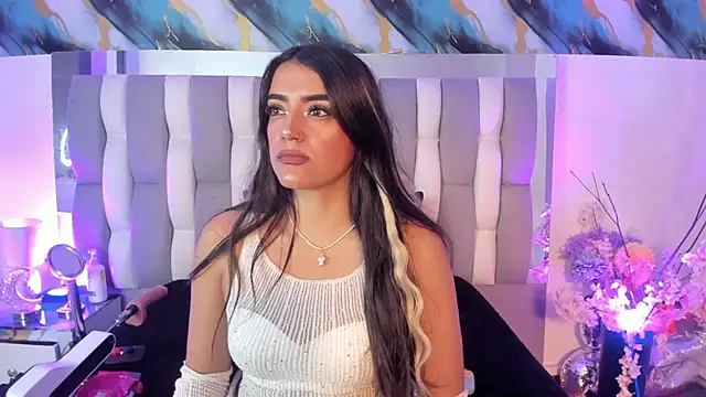 Snapshot of IsaDiiaz chatting on 06.19.26 IsaDiiaz online show from 06.19.26