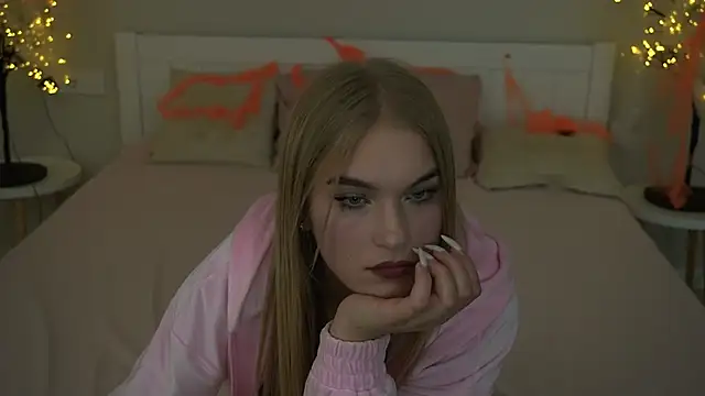 AlinaLiii online show from 10.28.25