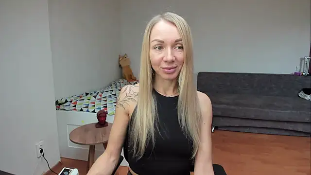 Snapshot of AlisiaCat chatting on 04.22.26 AlisiaCat online show from 04.22.26