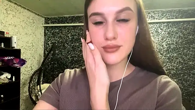 Snapshot of RanaBostel chatting on 10.16.25 RanaBostel online show from 10.16.25