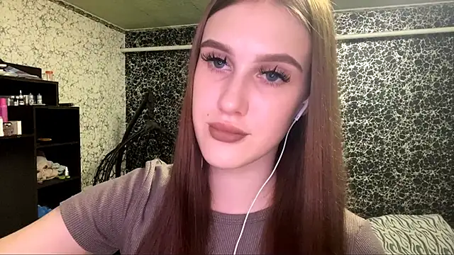 Snapshot of RanaBostel chatting on 10.21.25 RanaBostel online show from 10.21.25