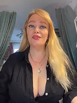 Snapshot of Sweet-blonde chatting on 04.27.26 Sweet-blonde online show from 04.27.26