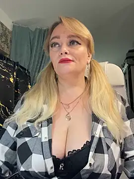 Snapshot of Sweet-blonde chatting on 05.18.26 Sweet-blonde online show from 05.18.26