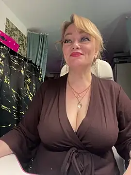 Snapshot of Sweet-blonde chatting on 06.21.26 Sweet-blonde online show from 06.21.26