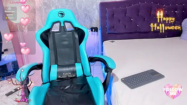 Lauren smiles online show from 10.18.25