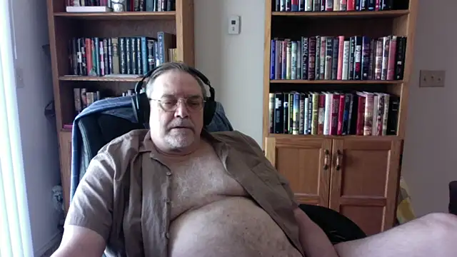 Snapshot of Vinyl22@xh chatting on 04.17.26 Vinyl22xh online show from 04.17.26