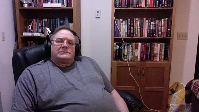 Snapshot of Vinyl22@xh chatting on 06.27.26 Vinyl22xh online show from 06.27.26