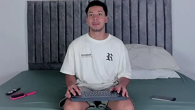 aroncooper1 online show from 10.02.25