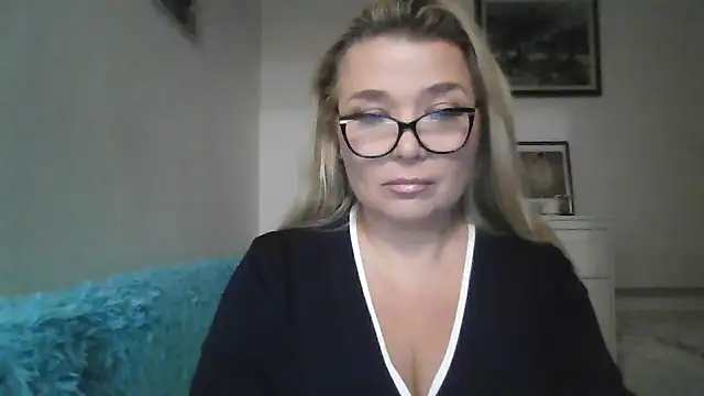 Myrienna online show from 10.02.25