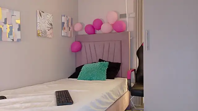 Snapshot of meli_peach1 chatting on 11.19.25 meli peach1 online show from 11.19.25