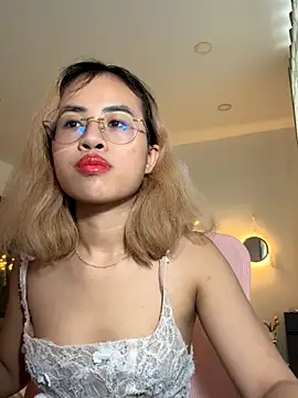 Snapshot of EllieYoon chatting on 11.27.25 EllieYoon online show from 11.27.25