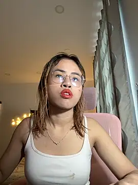 Snapshot of EllieYoon chatting on 11.30.25 EllieYoon online show from 11.30.25