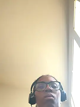 YeahhhitsBreezy online show from 10.13.25