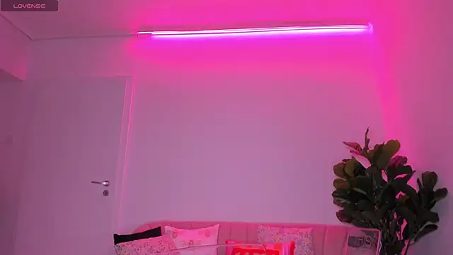 TiaBelle online show from 10.04.25