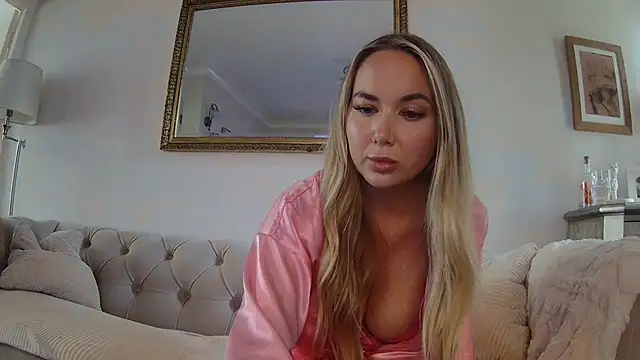 Snapshot of BarbieDolly_x chatting on 10.01.25 BarbieDolly x online show from 10.01.25