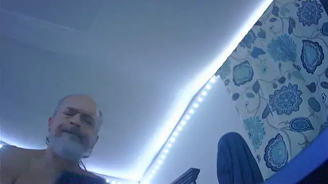 Snapshot of HippieDad333 chatting on 12.19.25 HippieDad333 online show from 12.19.25