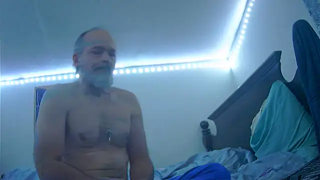 Snapshot of HippieDad333 chatting on 12.21.25 HippieDad333 online show from 12.21.25