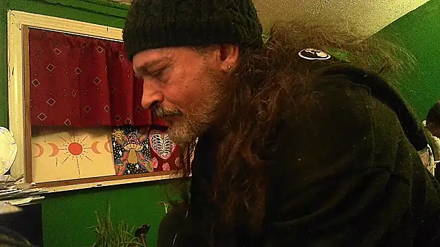 Snapshot of HippieDad333 chatting on 04.21.26 HippieDad333 online show from 04.21.26
