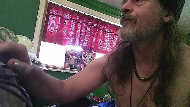 Snapshot of HippieDad333 chatting on 04.27.26 HippieDad333 online show from 04.27.26