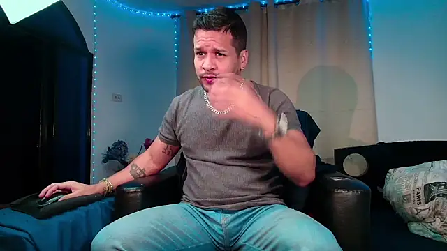 Snapshot of LucasGaeel chatting on 02.15.26 LucasGaeel online show from 02.15.26